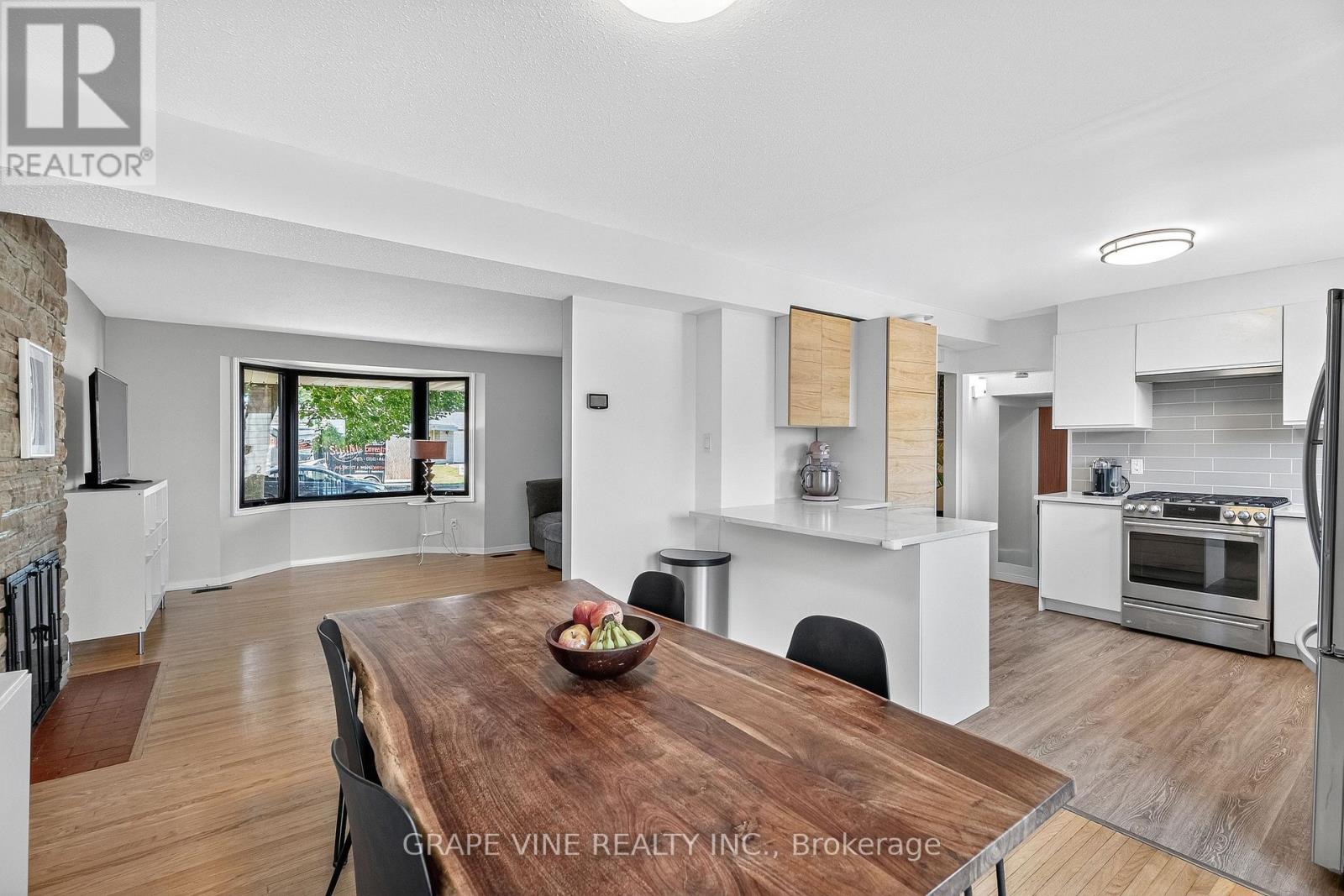 Photo 14 of 2405 Dwight Crescent, Ottawa ON