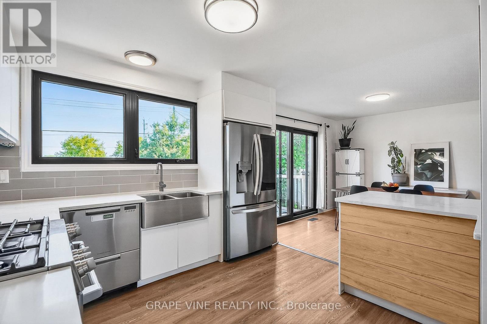 Photo 15 of 2405 Dwight Crescent, Ottawa ON