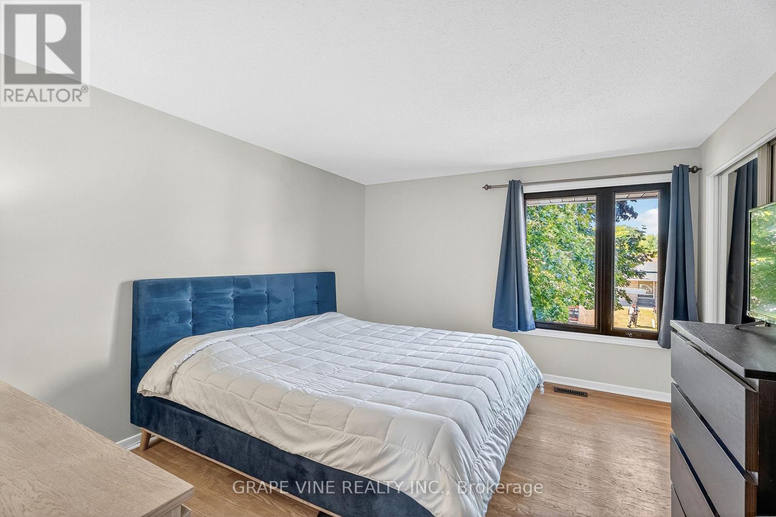 Photo 22 of 2405 Dwight Crescent, Ottawa ON