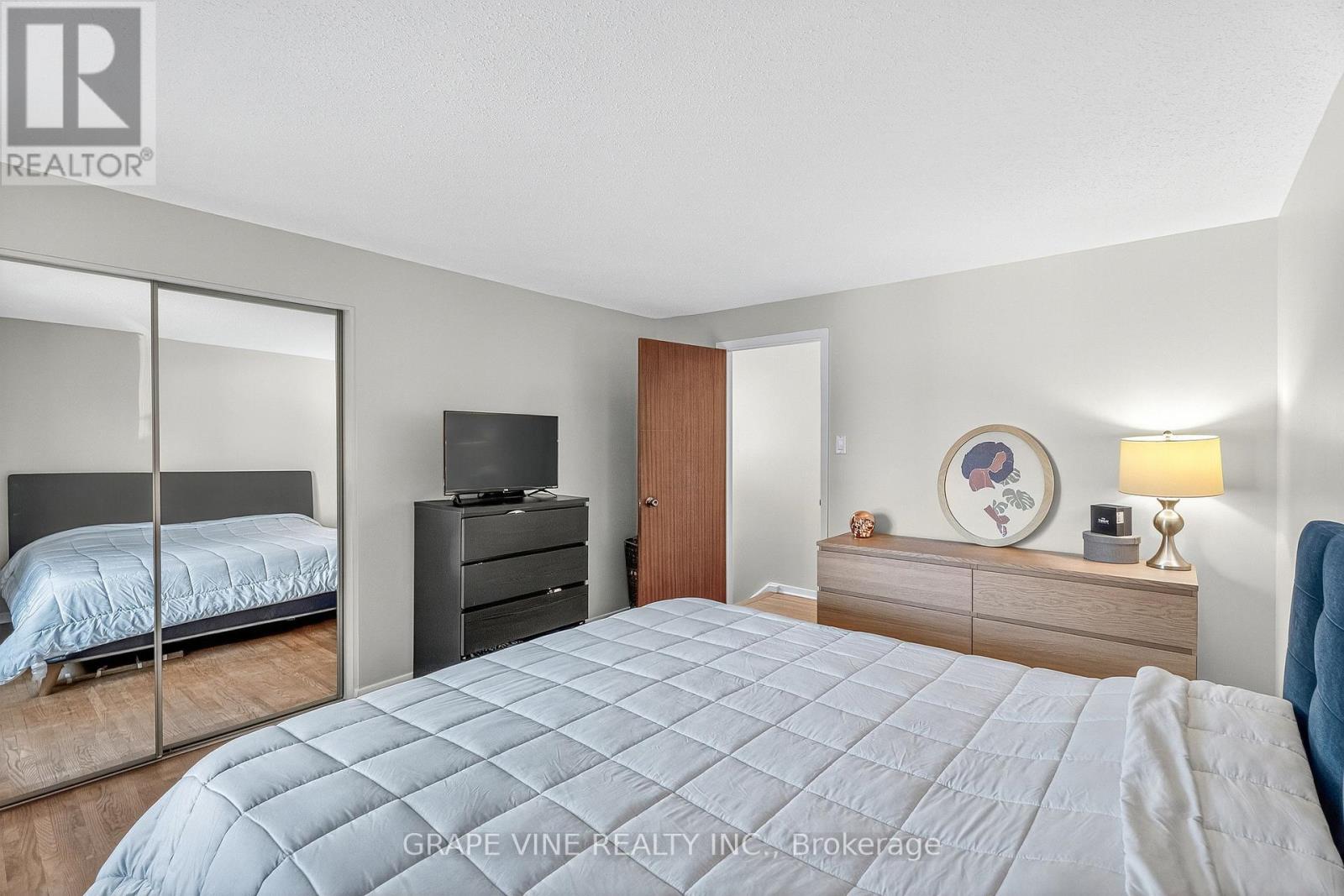 Photo 23 of 2405 Dwight Crescent, Ottawa ON
