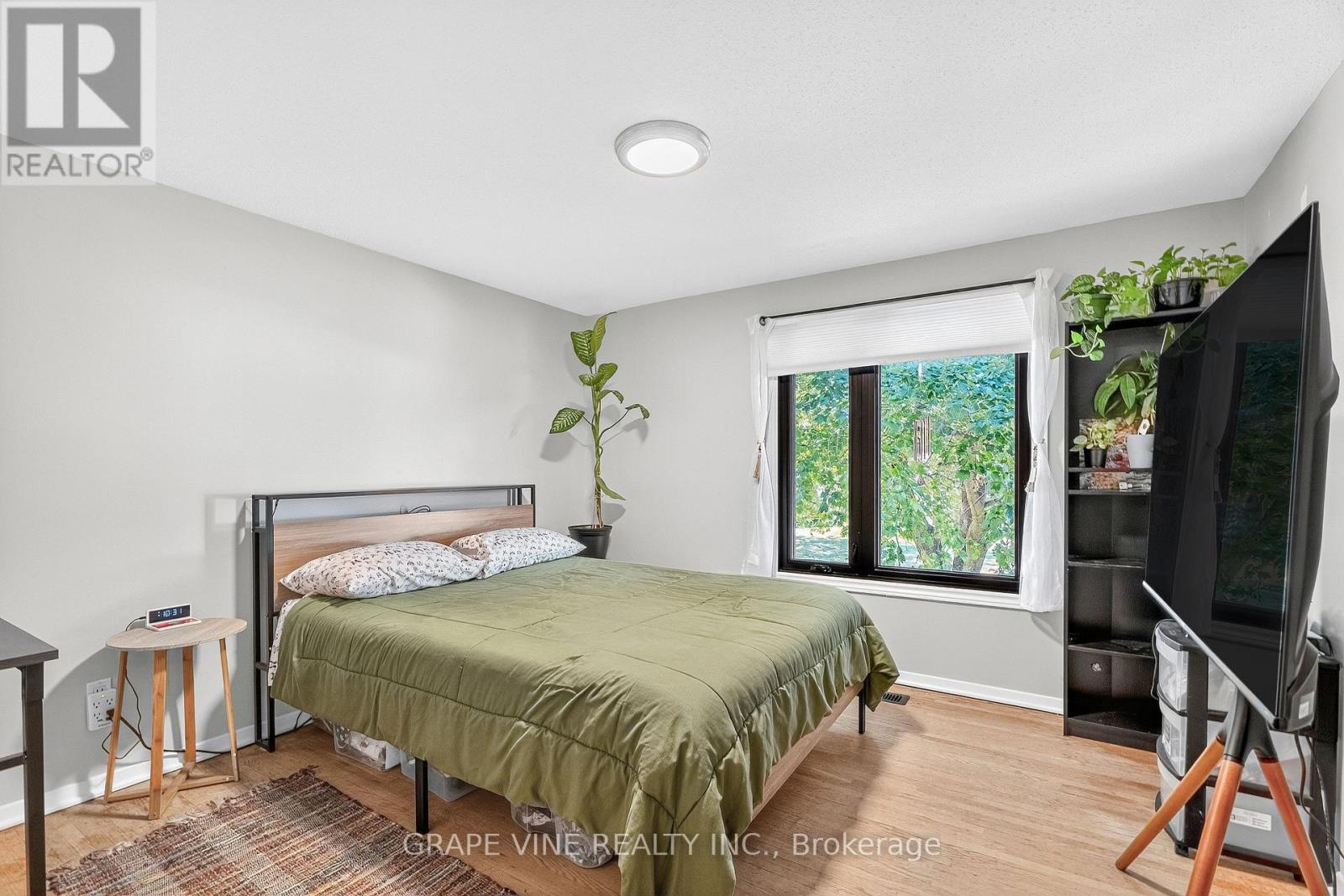 Photo 28 of 2405 Dwight Crescent, Ottawa ON