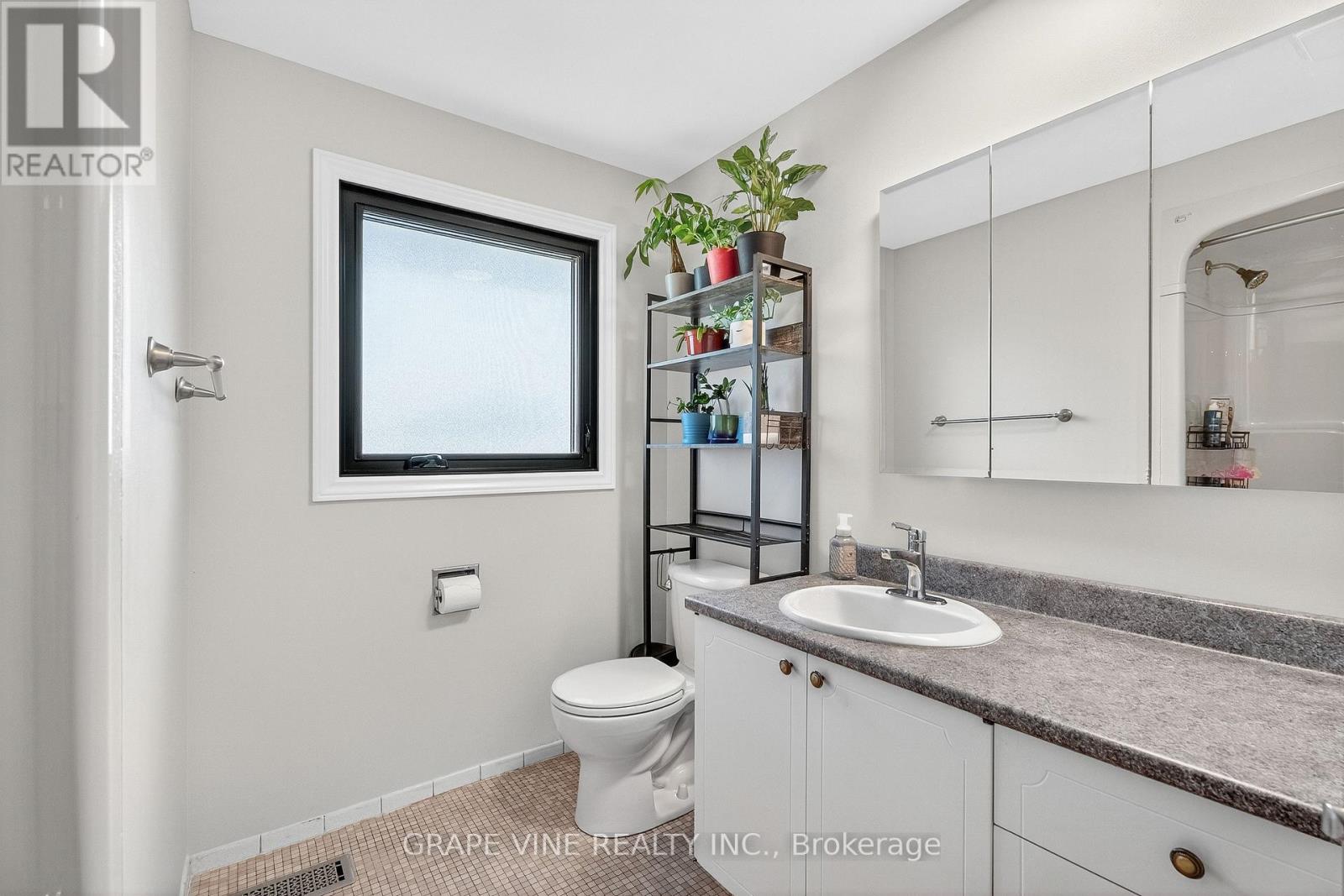 Photo 30 of 2405 Dwight Crescent, Ottawa ON