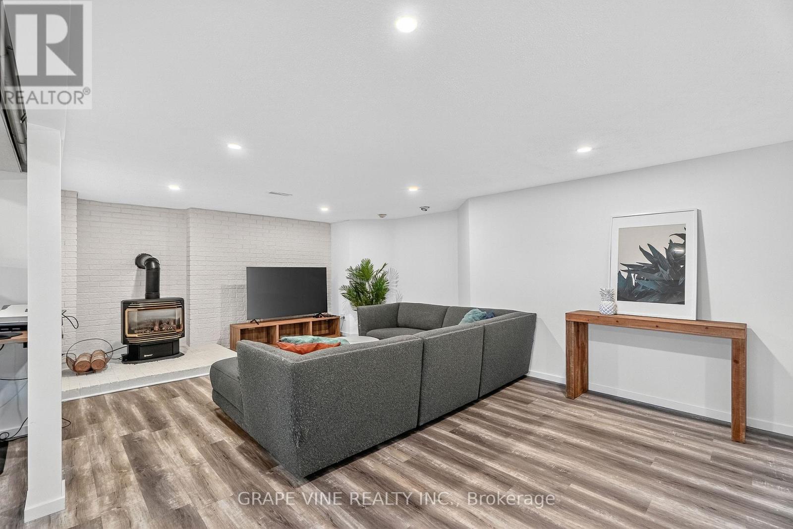 Photo 32 of 2405 Dwight Crescent, Ottawa ON