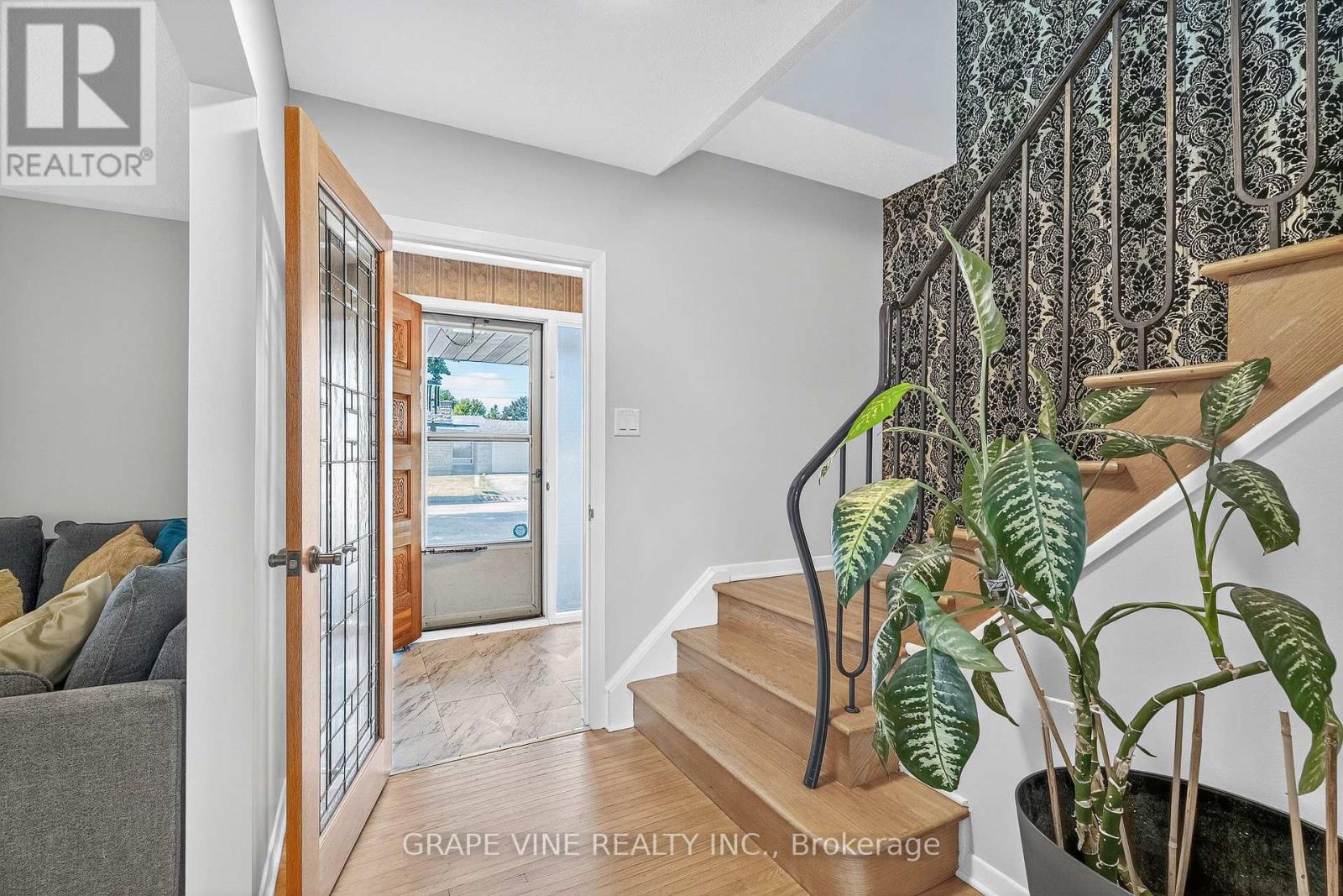 Photo 7 of 2405 Dwight Crescent, Ottawa ON