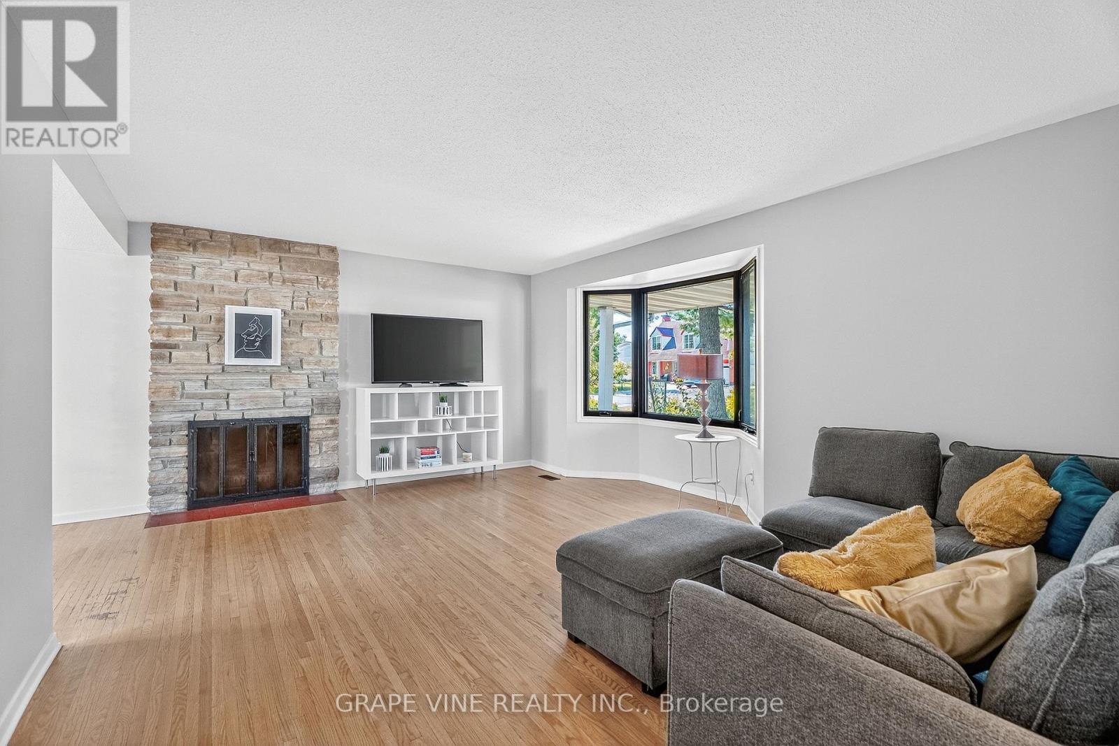 Photo 9 of 2405 Dwight Crescent, Ottawa ON