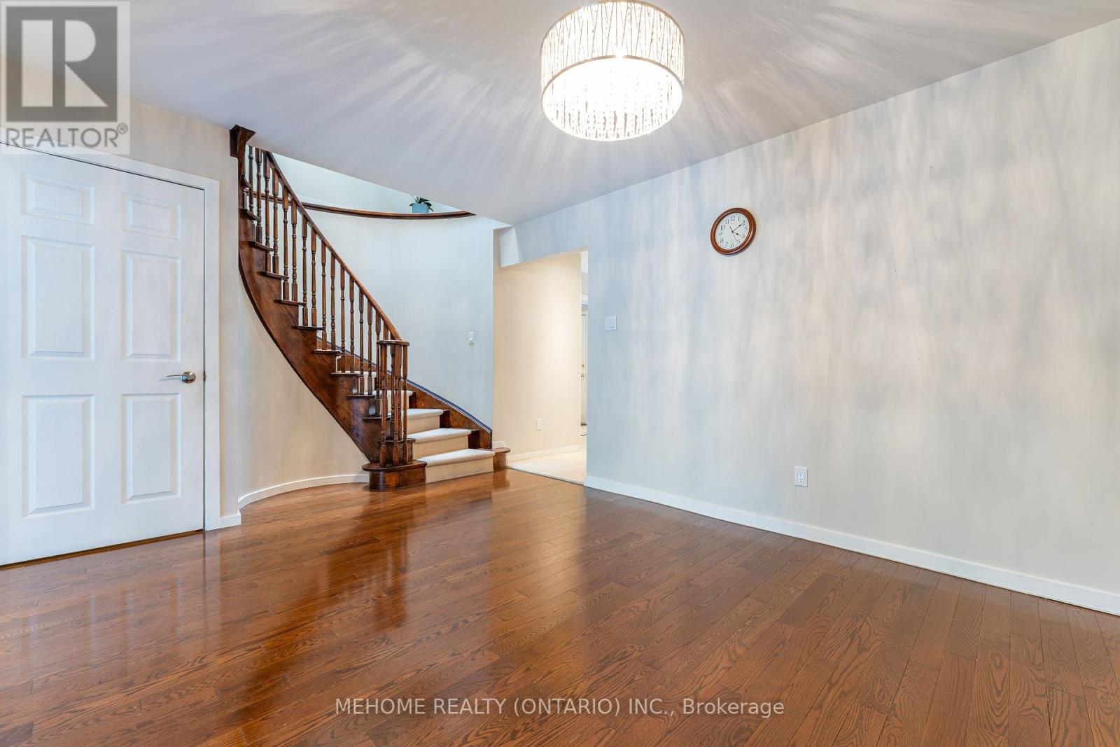 Photo 10 of 6 Thames Court, Richmond Hill ON