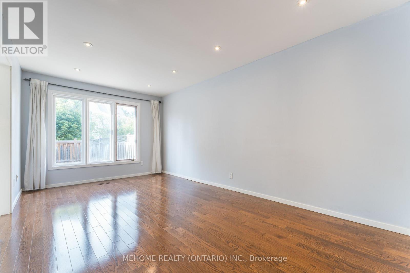 Photo 11 of 6 Thames Court, Richmond Hill ON