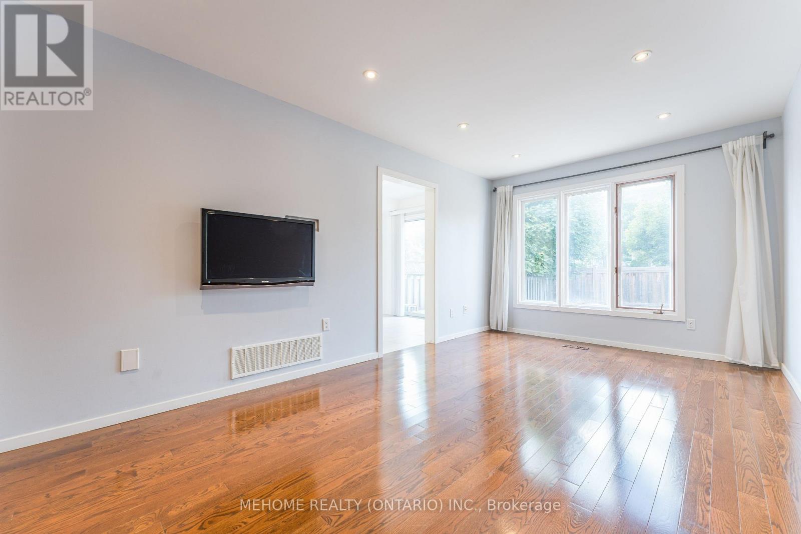 Photo 12 of 6 Thames Court, Richmond Hill ON