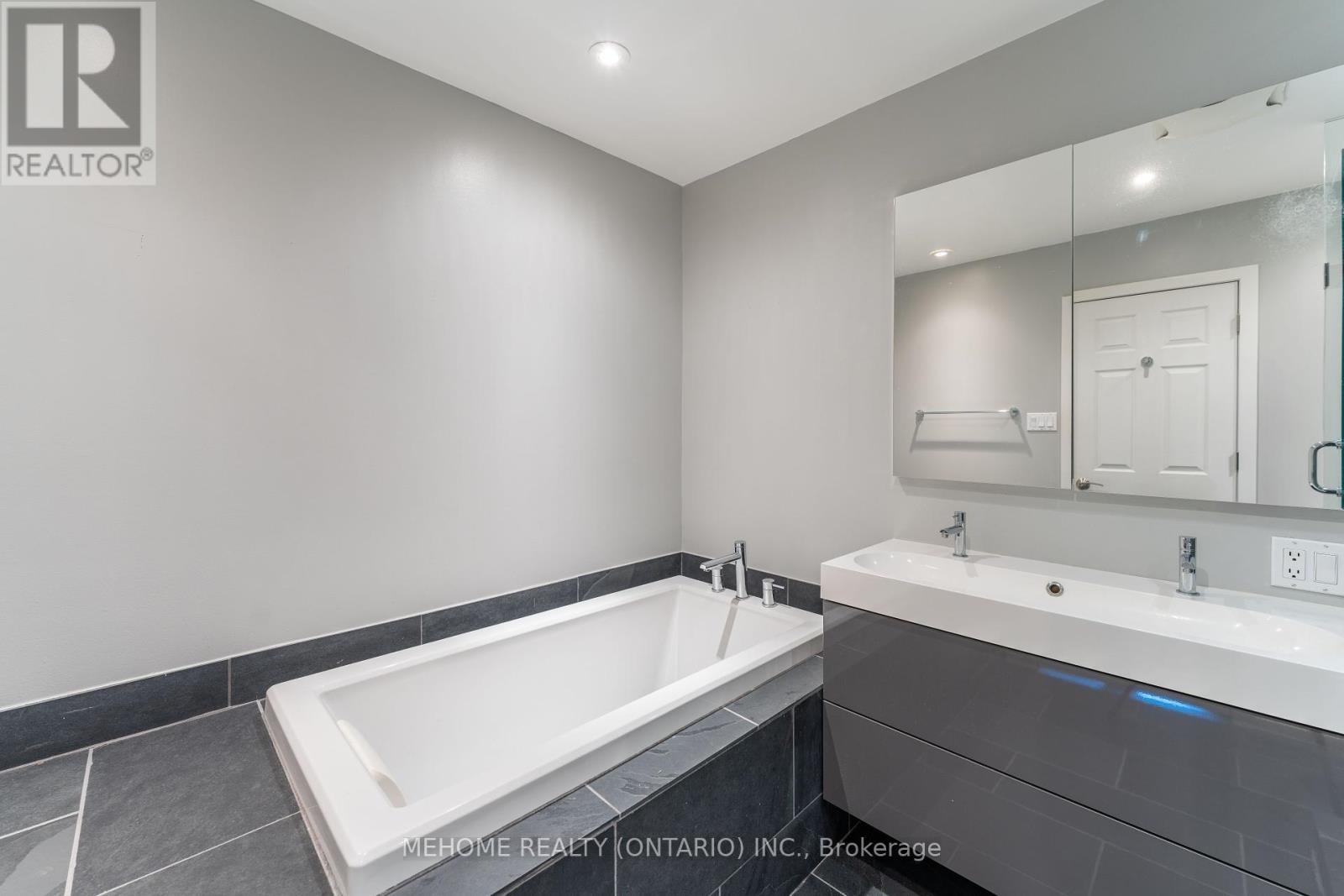 Photo 27 of 6 Thames Court, Richmond Hill ON