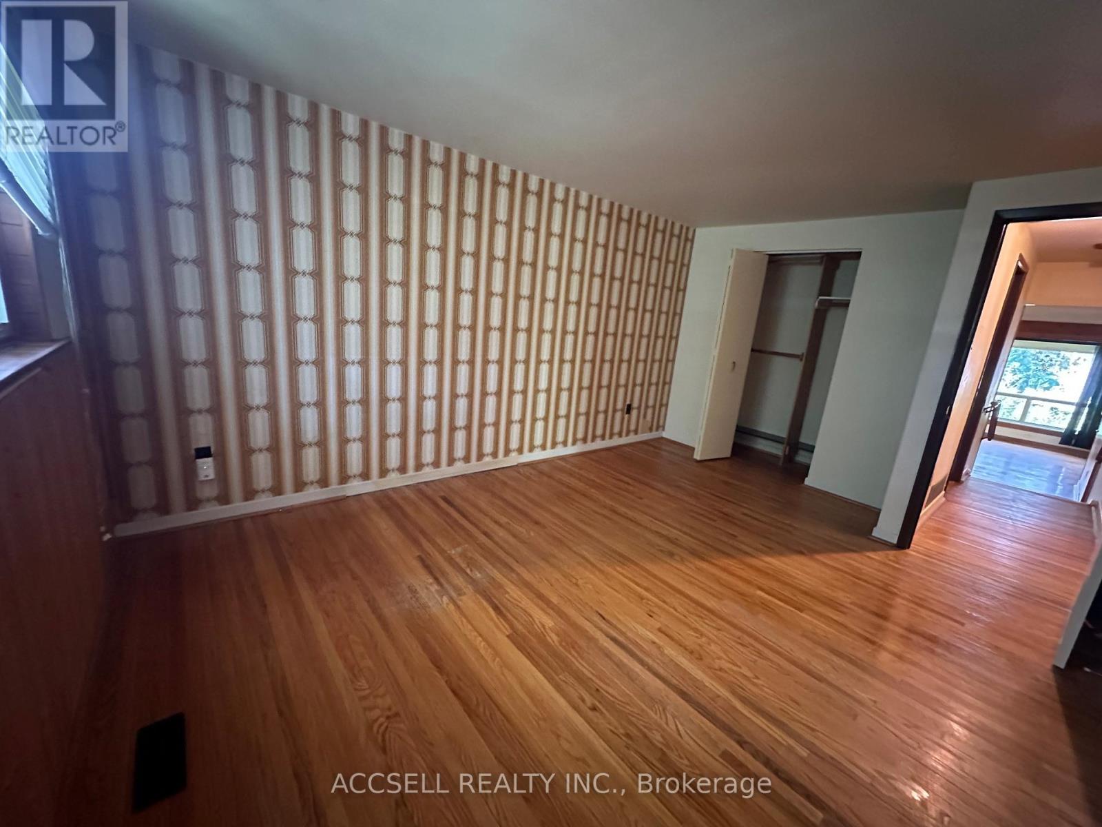 Photo 11 of 137 Earnscliffe Circle, Brampton ON