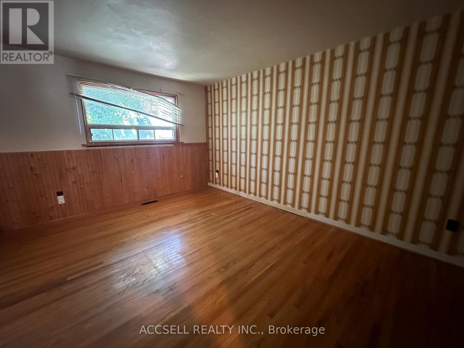 Photo 12 of 137 Earnscliffe Circle, Brampton ON