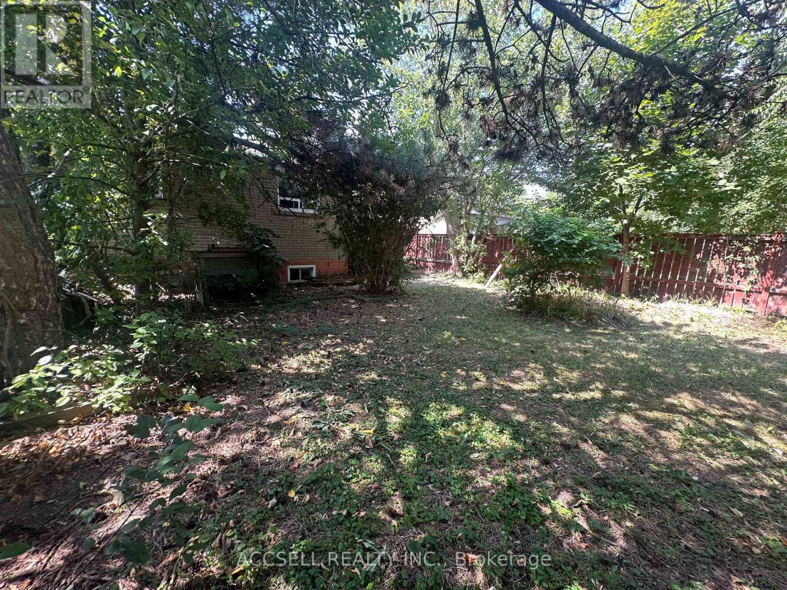 Photo 24 of 137 Earnscliffe Circle, Brampton ON
