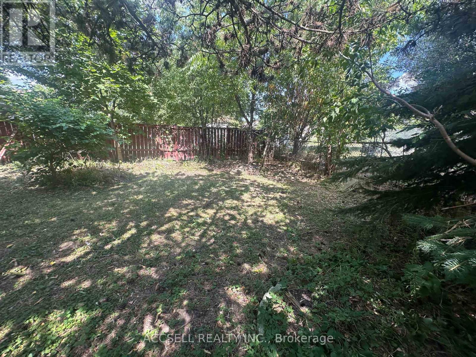Photo 25 of 137 Earnscliffe Circle, Brampton ON
