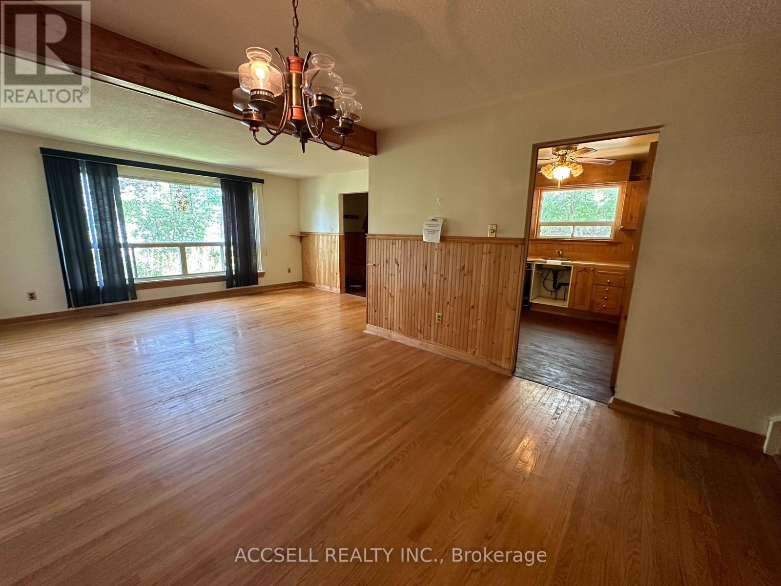 Photo 6 of 137 Earnscliffe Circle, Brampton ON
