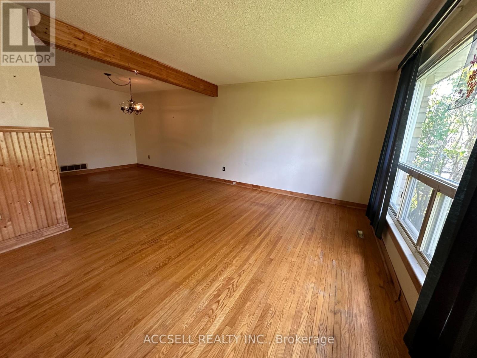 Photo 7 of 137 Earnscliffe Circle, Brampton ON