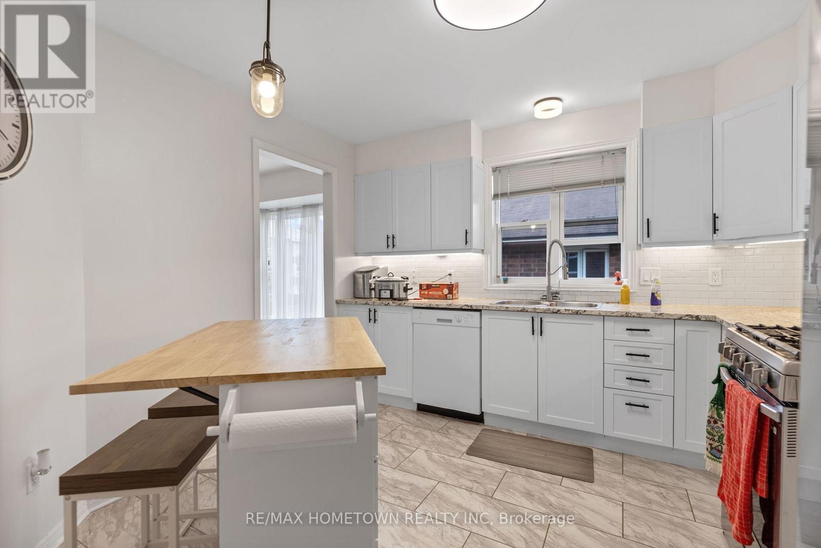 Photo 13 of 23 Wilmot Young Place, Brockville ON