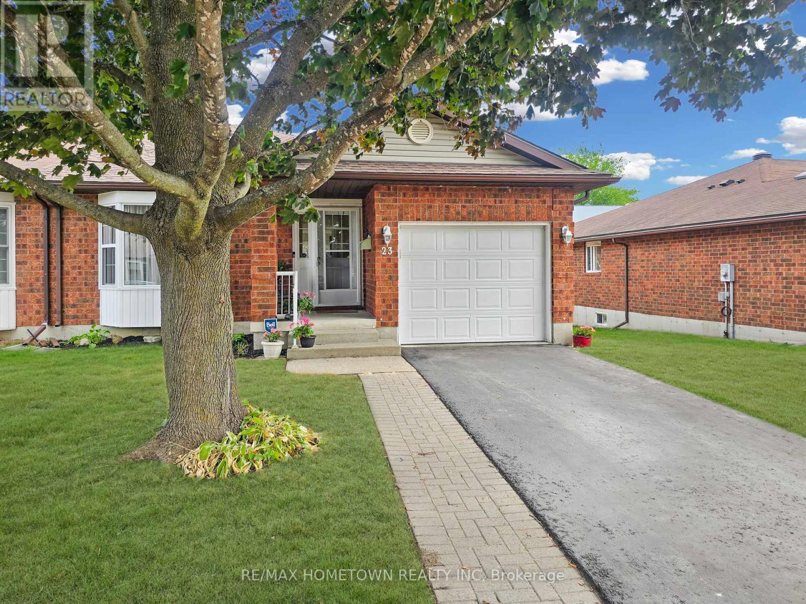 Photo 3 of 23 Wilmot Young Place, Brockville ON