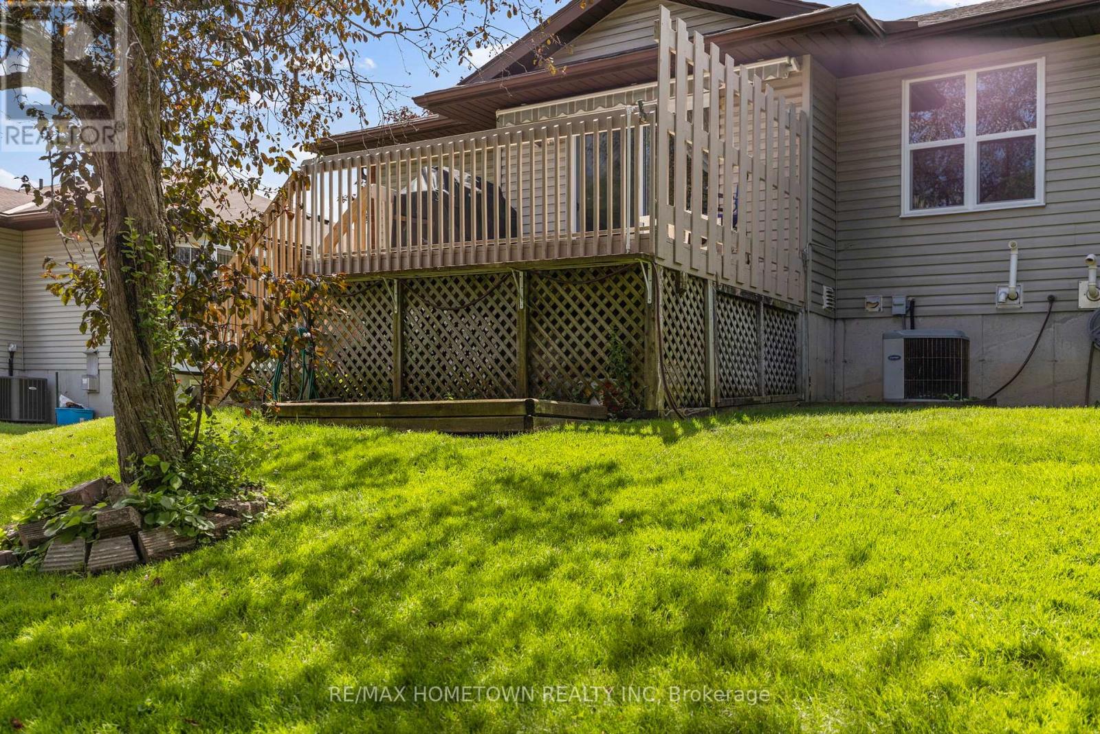 Photo 40 of 23 Wilmot Young Place, Brockville ON
