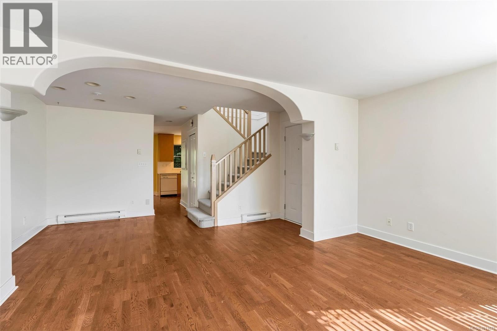 8 2633 Shelbourne Street, Victoria
