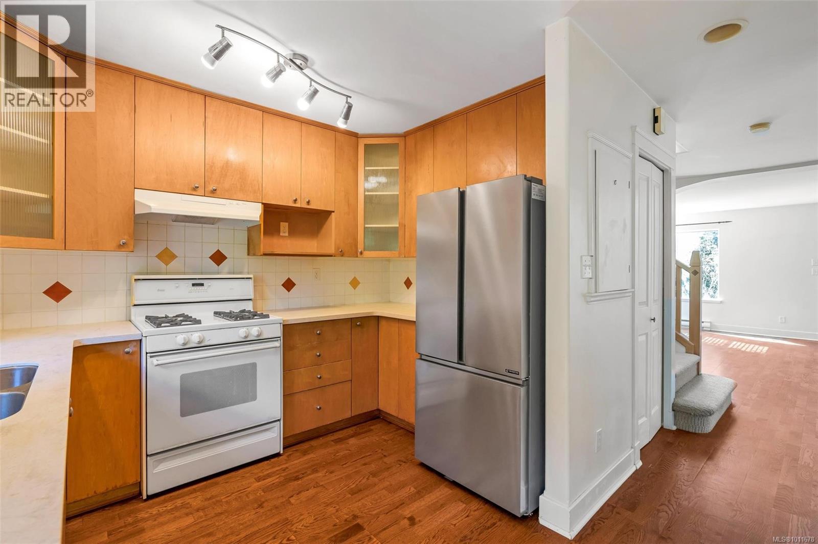 8 2633 Shelbourne Street, Victoria