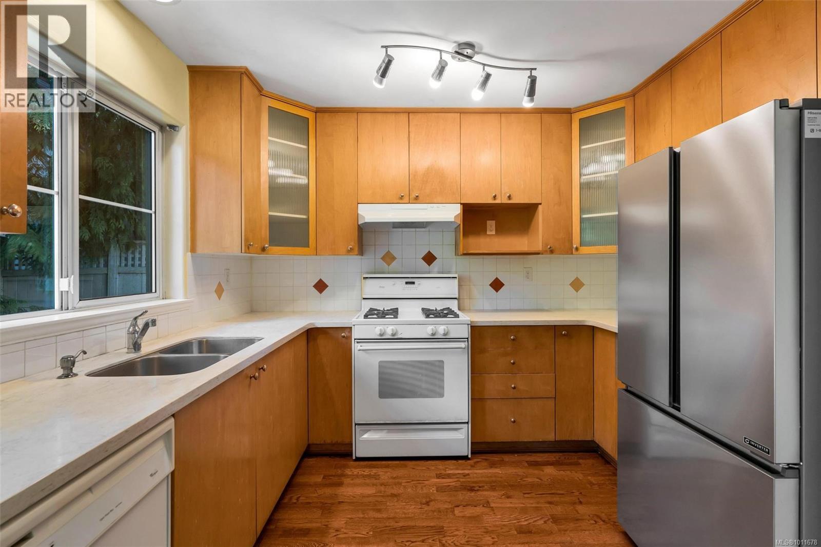 8 2633 Shelbourne Street, Victoria
