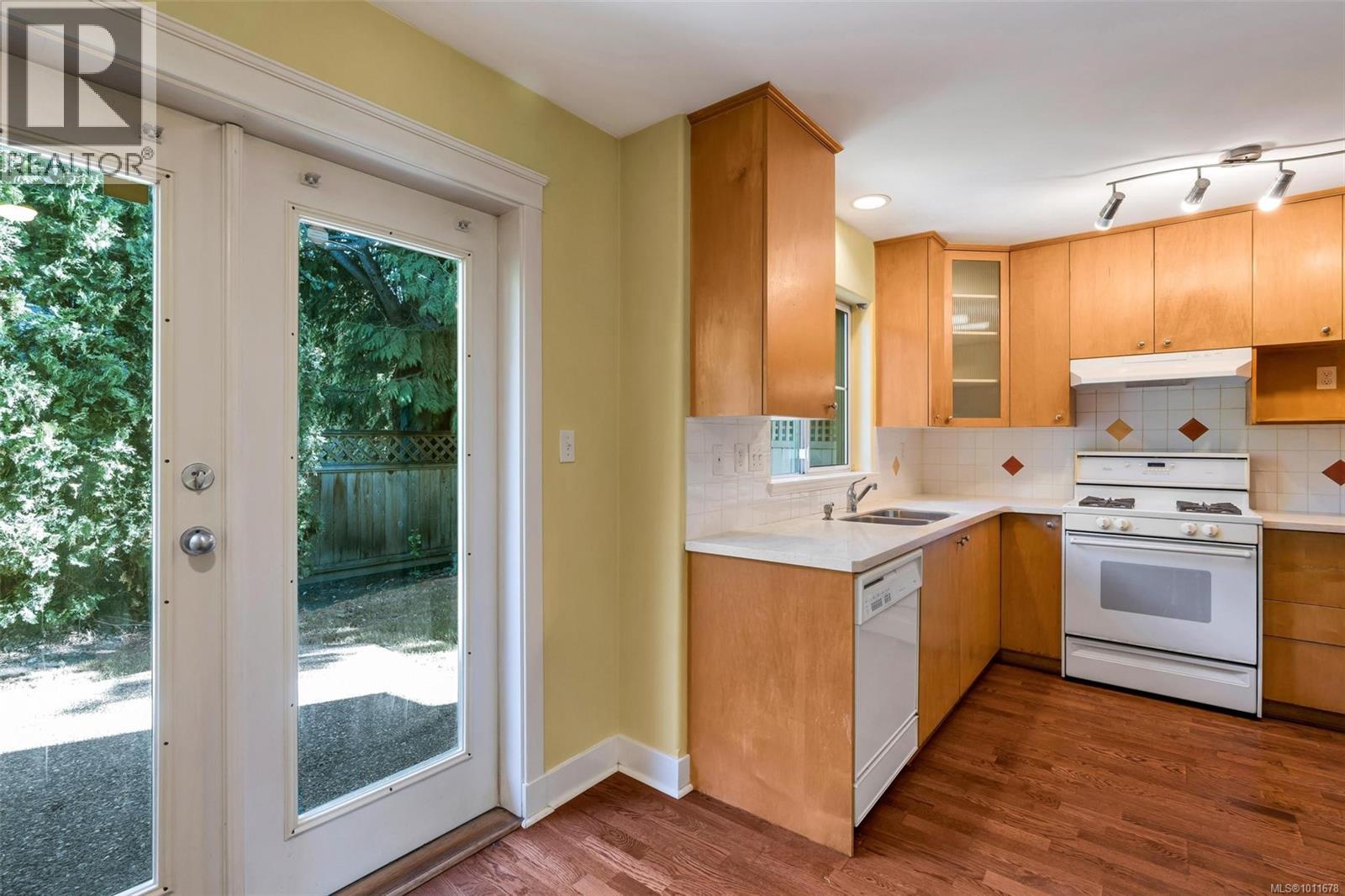 8 2633 Shelbourne Street, Victoria