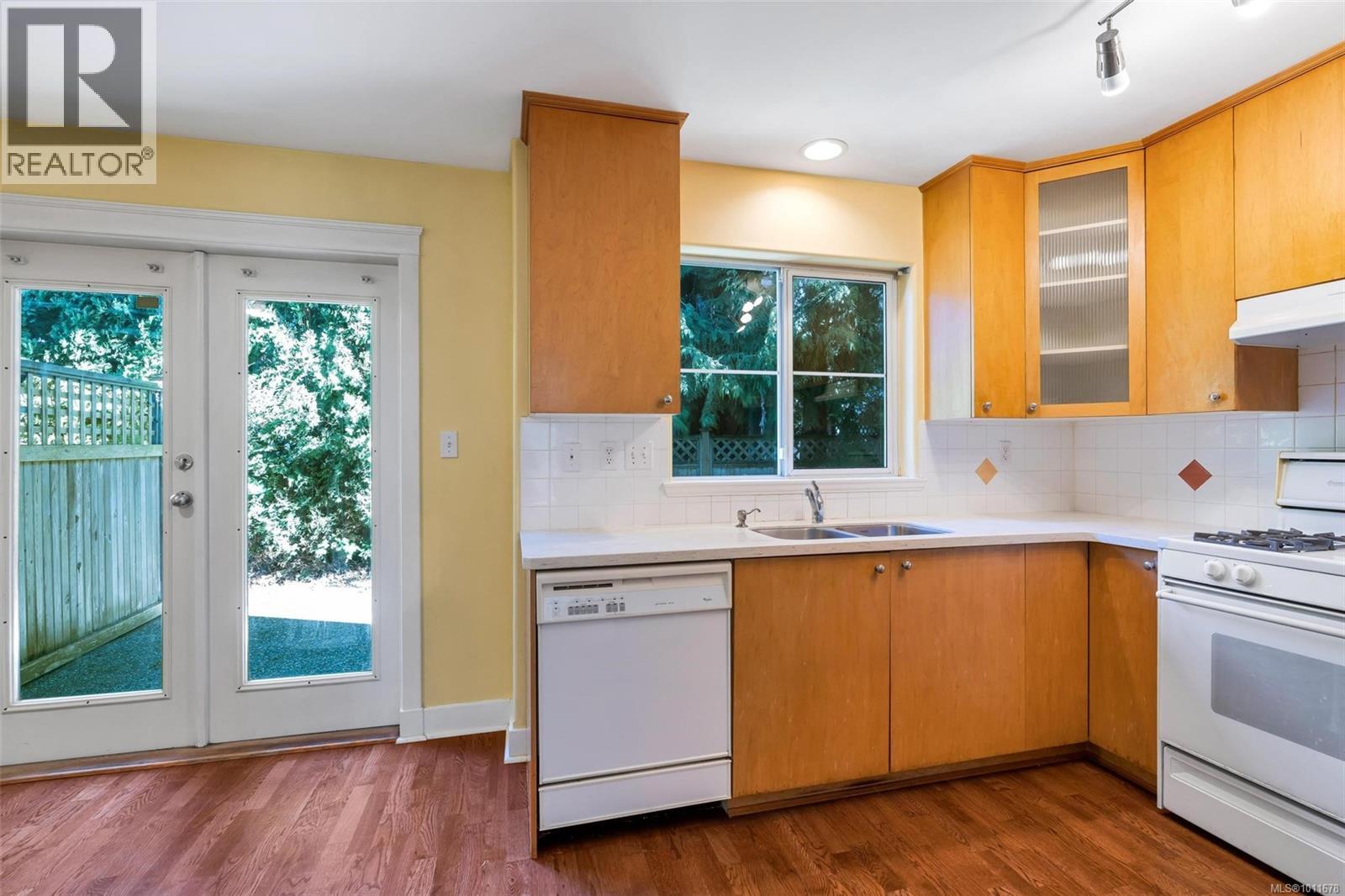 8 2633 Shelbourne Street, Victoria