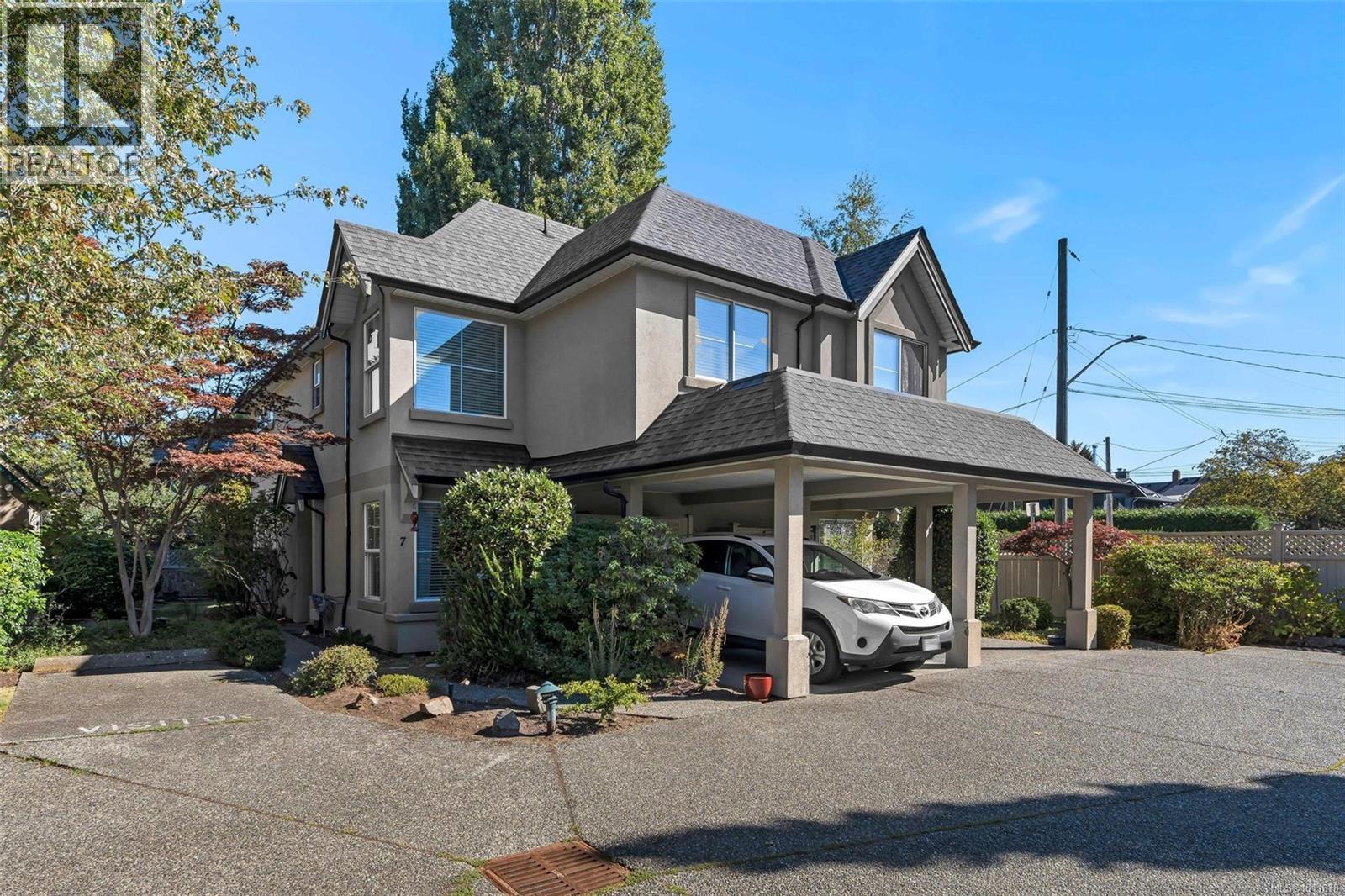 8 2633 Shelbourne Street, Victoria