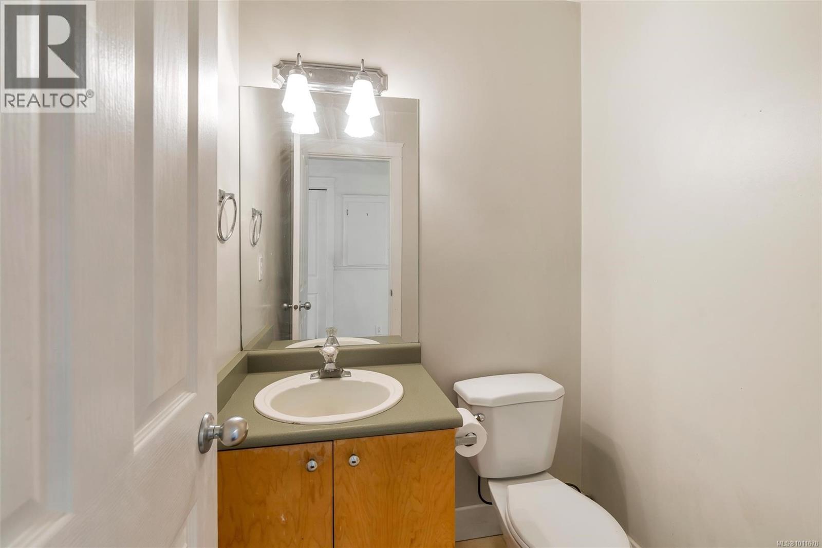 8 2633 Shelbourne Street, Victoria