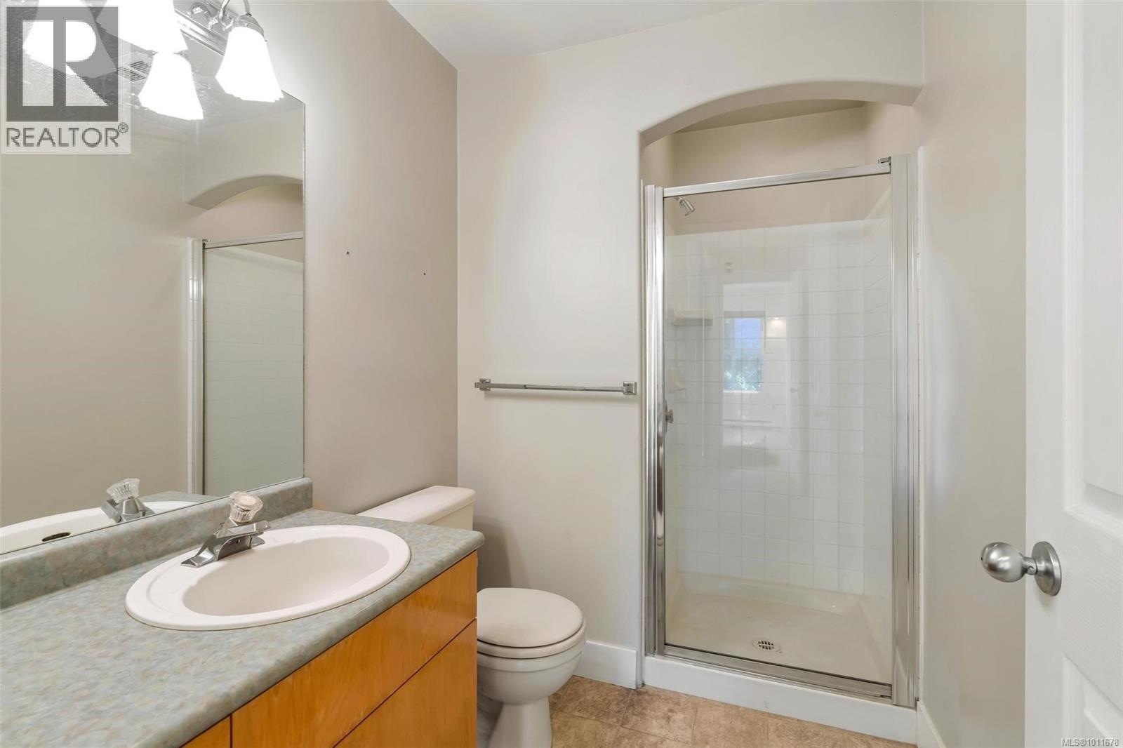 8 2633 Shelbourne Street, Victoria