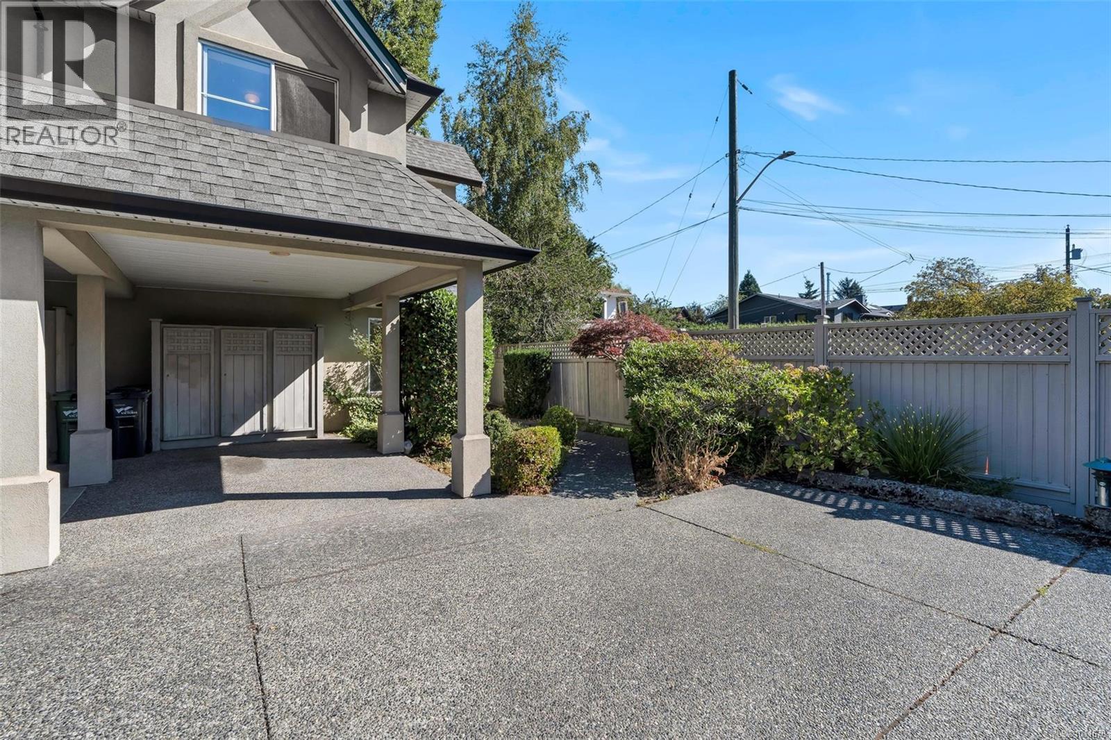 8 2633 Shelbourne Street, Victoria