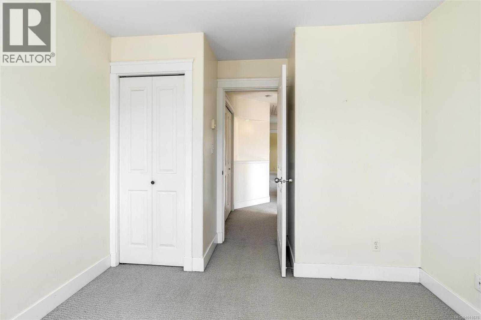 8 2633 Shelbourne Street, Victoria