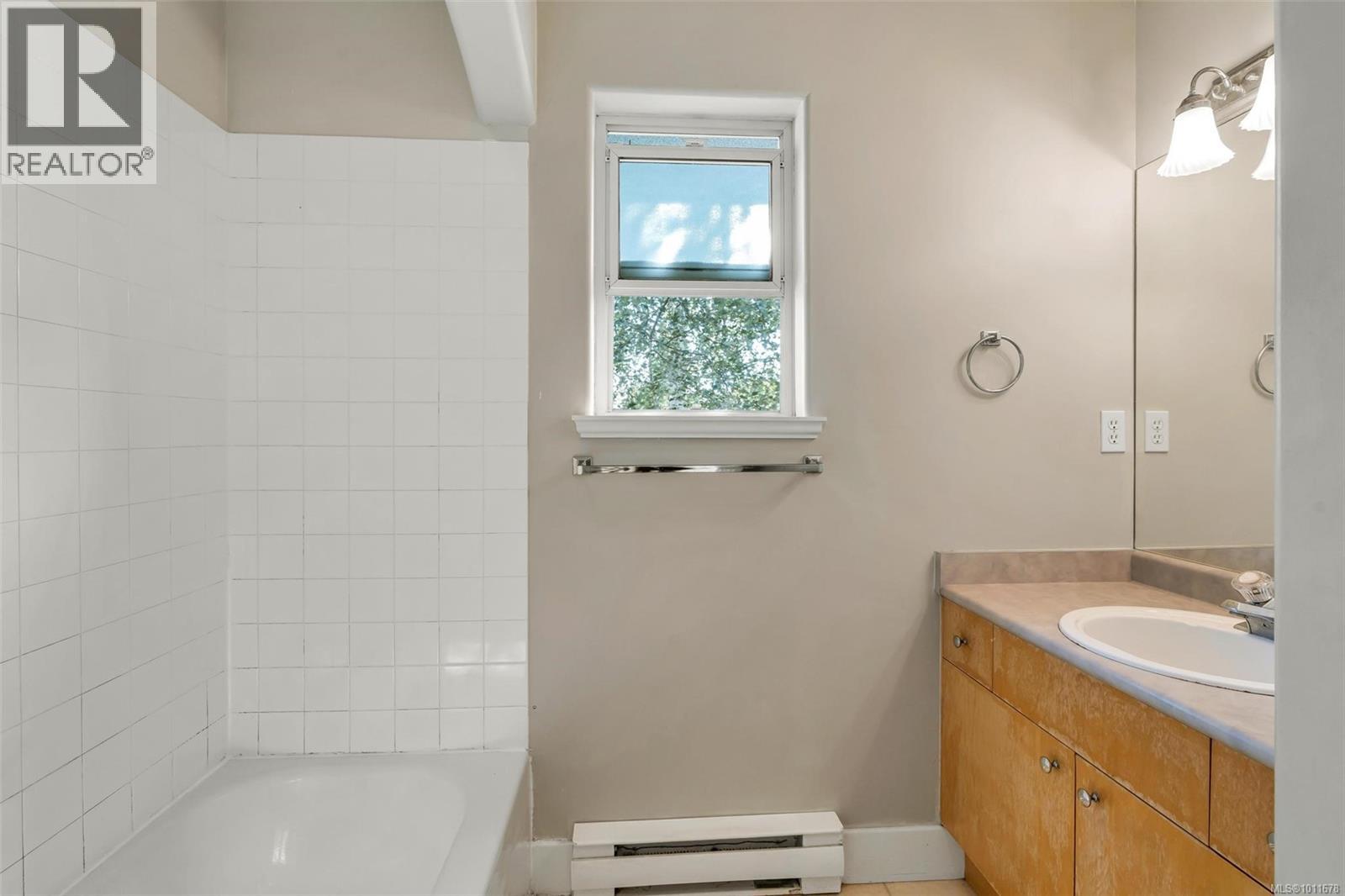 8 2633 Shelbourne Street, Victoria