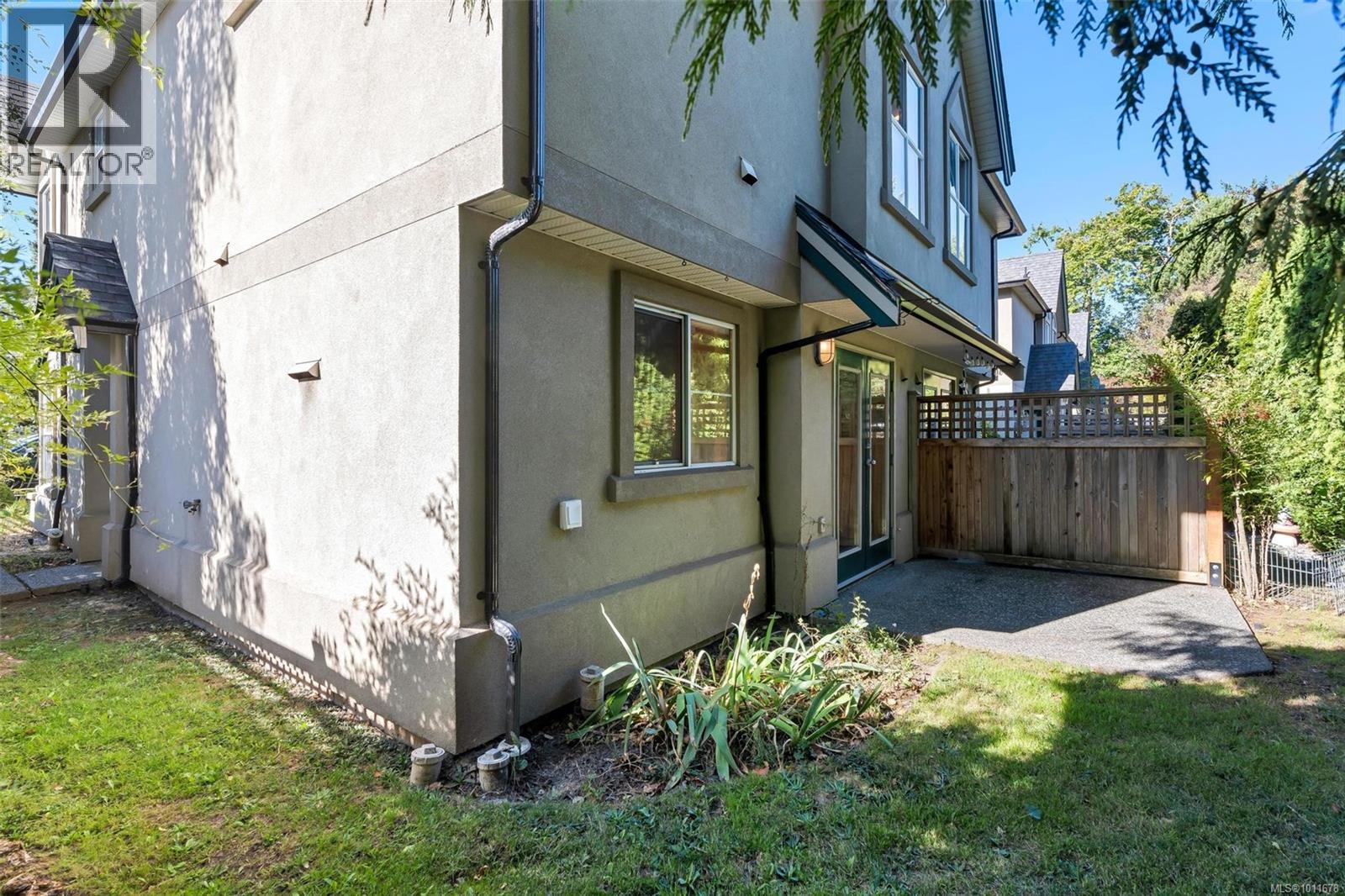 8 2633 Shelbourne Street, Victoria