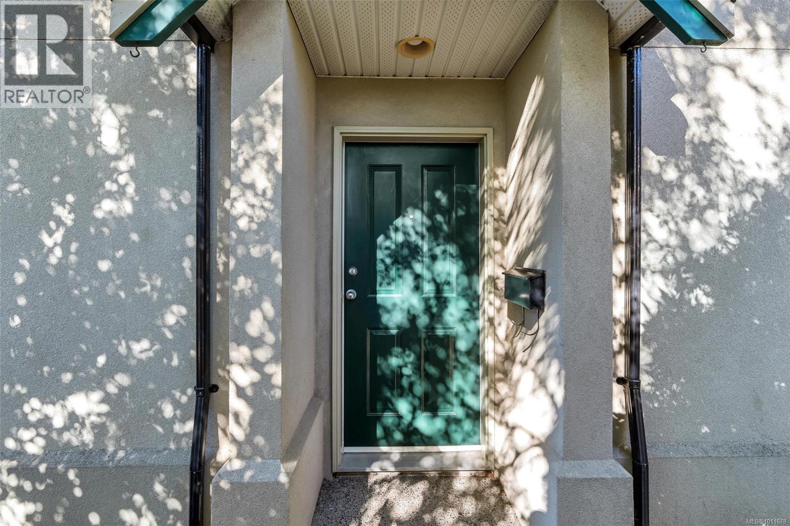 8 2633 Shelbourne Street, Victoria