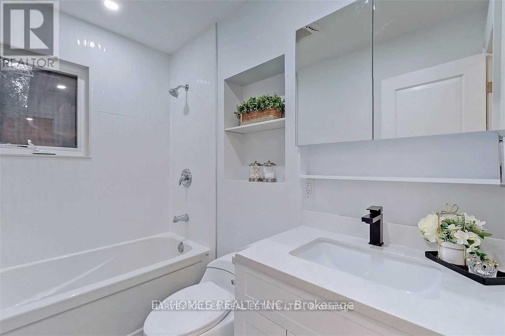 Photo 17 of Front 59 Hemingway Crescent, Markham ON