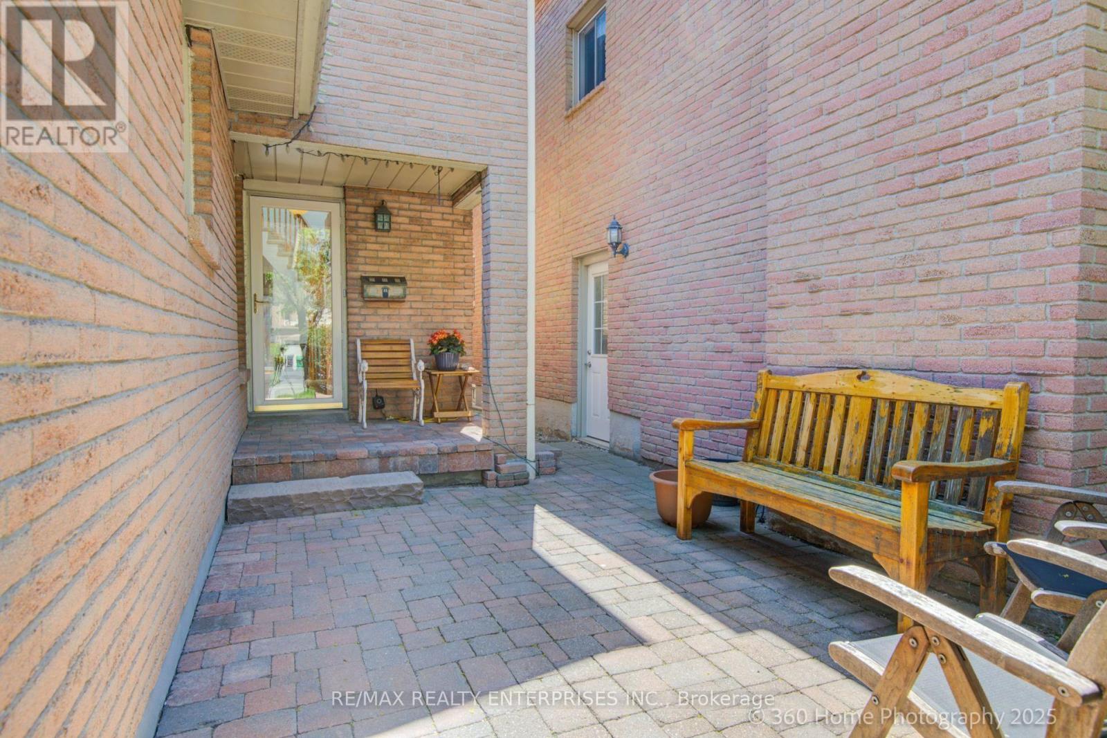 Photo 5 of 4425 Sawmill Valley Drive, Mississauga ON