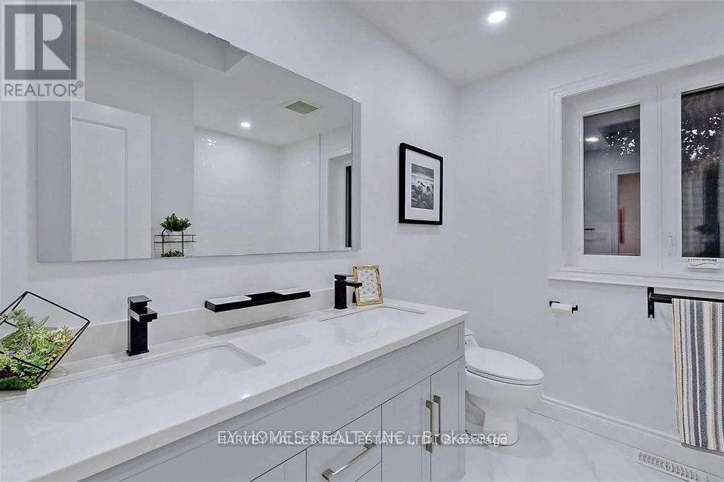 Photo 12 of 59 Hemingway Crescent, Markham ON