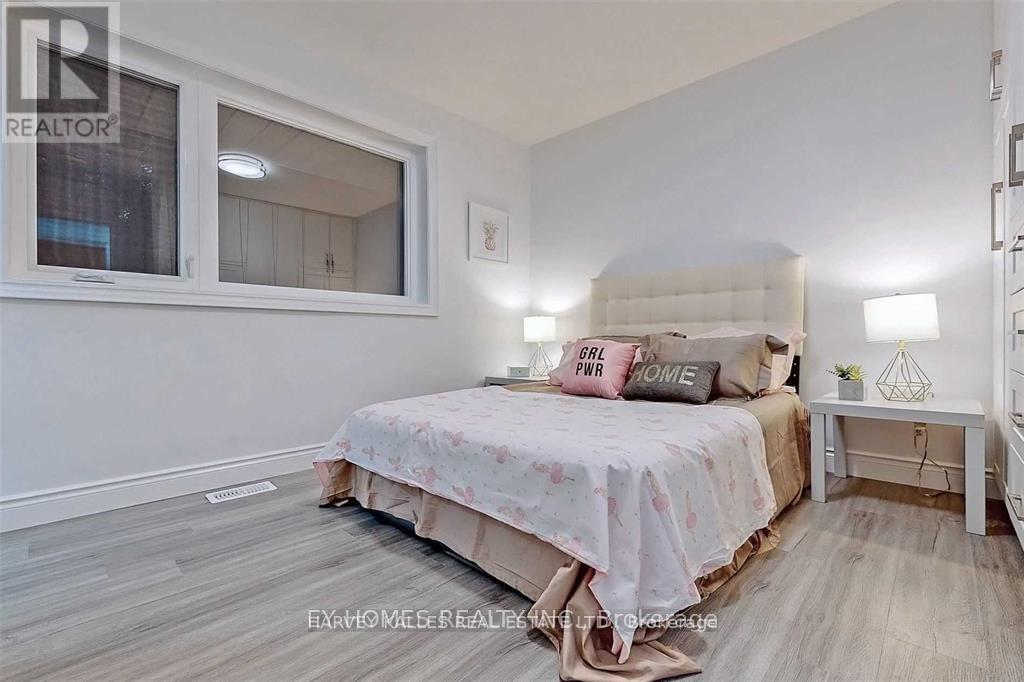 Photo 13 of 59 Hemingway Crescent, Markham ON