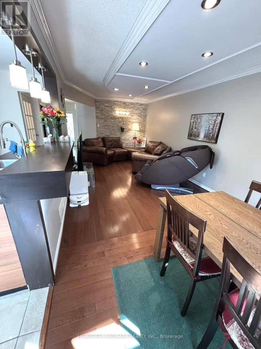 Photo 10 of 35 Moonlight Lane, Richmond Hill ON