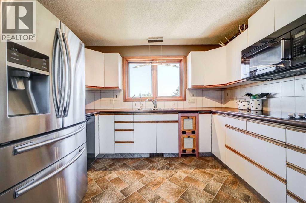 Photo 10 of 465 Schofield Street, Pincher Creek AB