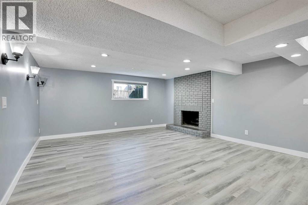 Single Family House 4 Level for Sale in  Castlefall Grove NE Castleridge Calgary 