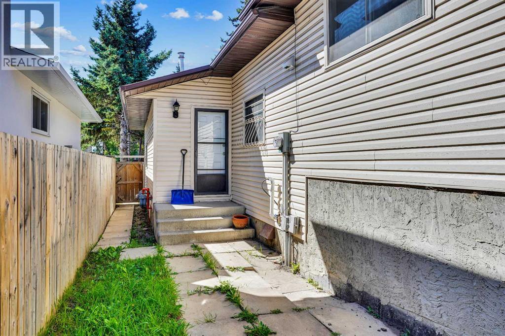 Single Family House 4 Level for Sale in  Castlefall Grove NE Castleridge Calgary 