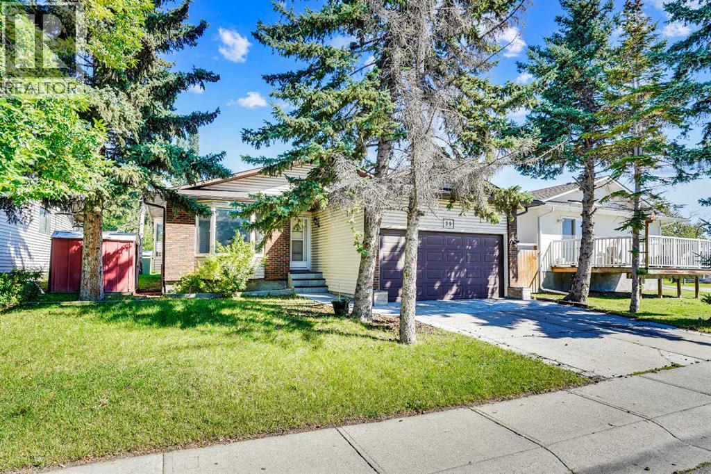 Single Family House 4 Level for Sale in  Castlefall Grove NE Castleridge Calgary 