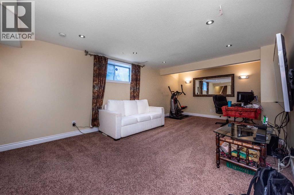 Single Family House for Sale in  Everwoods Close SW Evergreen Calgary 