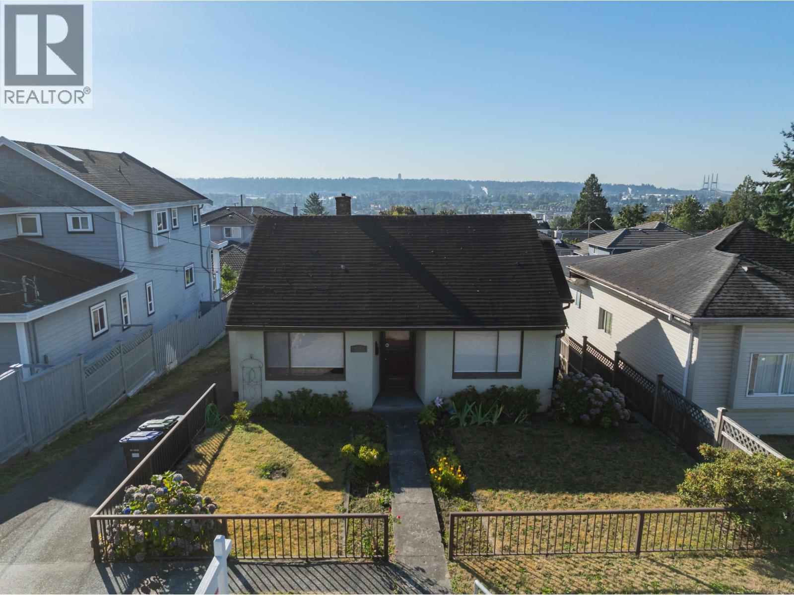 Photo 2 of 2206 Eighth Avenue, New Westminster BC