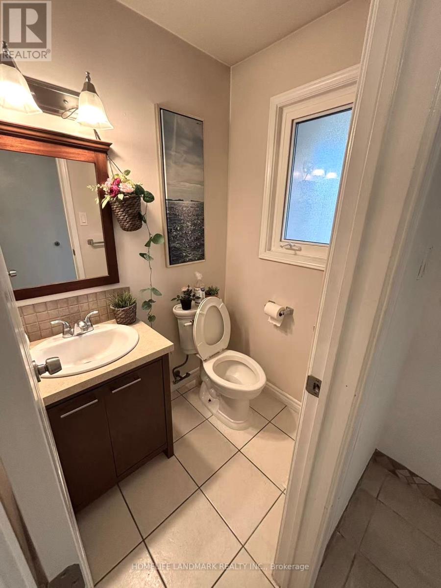 Photo 10 of 35 Moonlight Lane S, Richmond Hill ON
