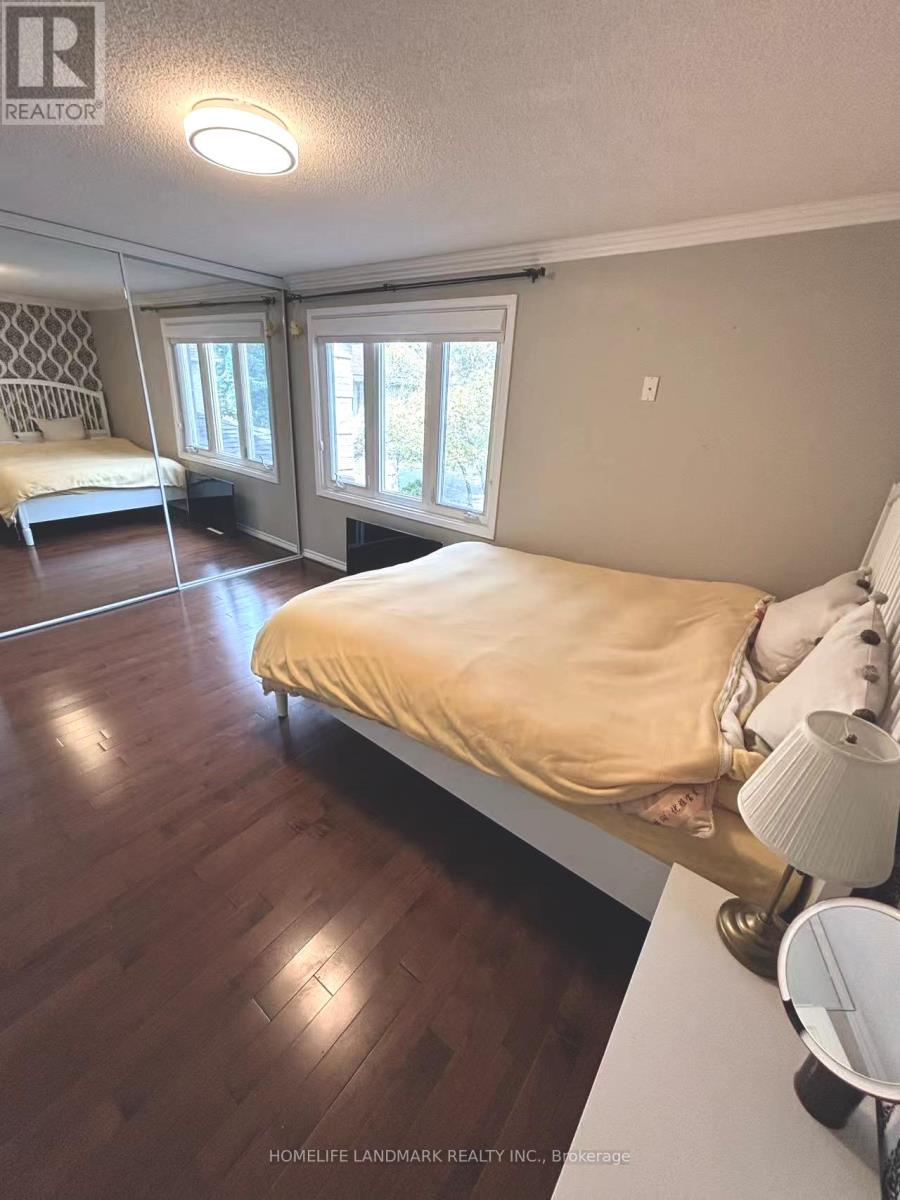 Photo 2 of 35 Moonlight Lane S, Richmond Hill ON