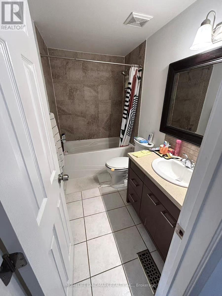Photo 7 of 35 Moonlight Lane S, Richmond Hill ON