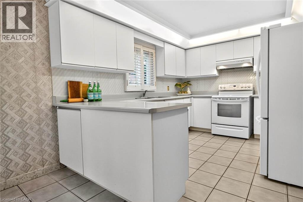 Photo 12 of 1084 Grandeur Crescent, Oakville ON